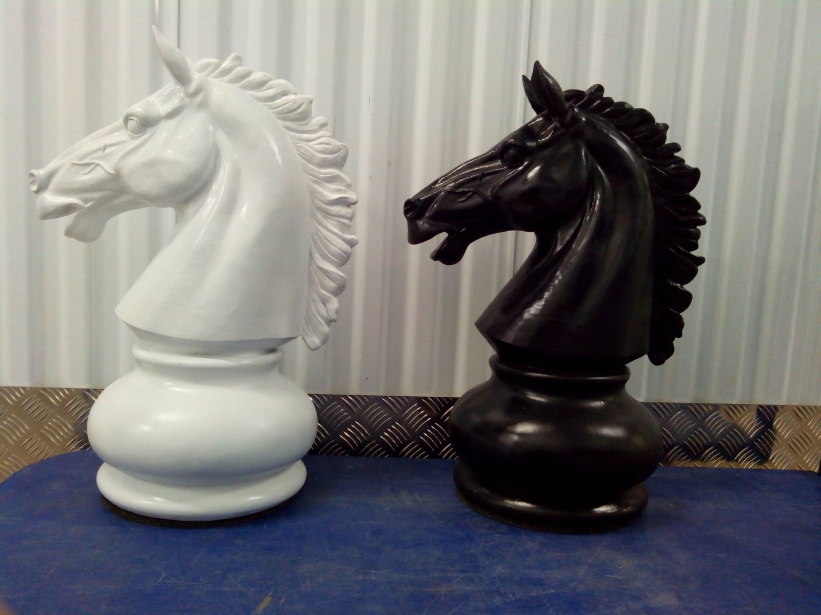 2 коня шахматы. Шахматная фигура конь. Фигура коня в шахматах. Шахматная фигура белый конь. Шахматные фигурки лошадь.